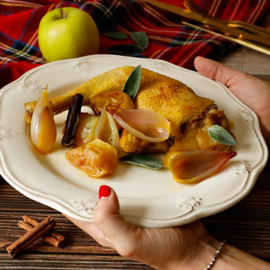 cappone con mele cannella e scalogni